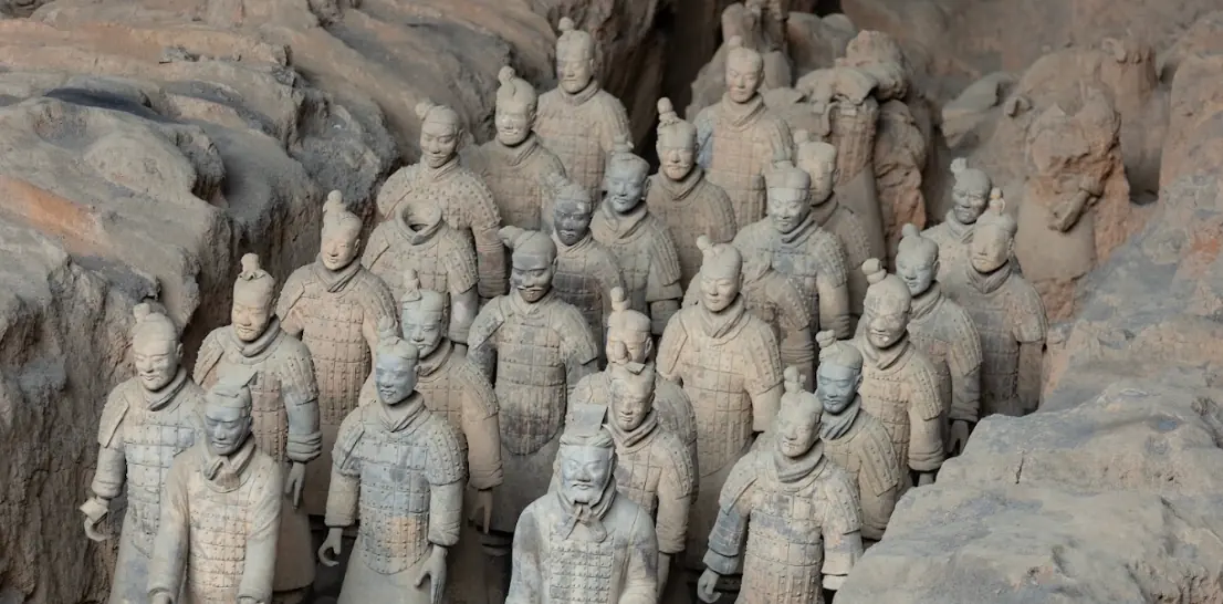 Randuri de soldati din Armata de Teracota, in situl de la Xi'an