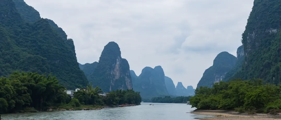 Raul Li serpuind printre muntii carstici, intre Guilin si Yangshuo