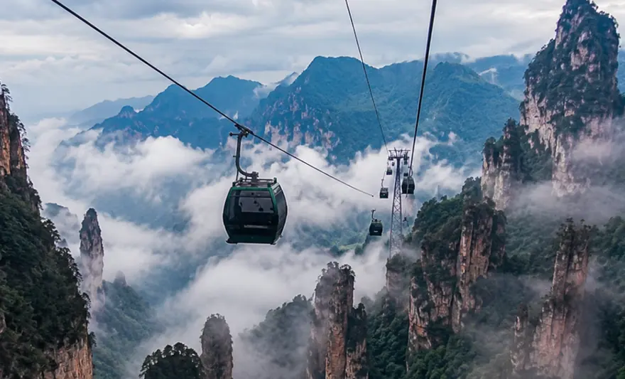 Telecabina deasupra marii de nori, printre pilonii de piatra din Zhangjiajie