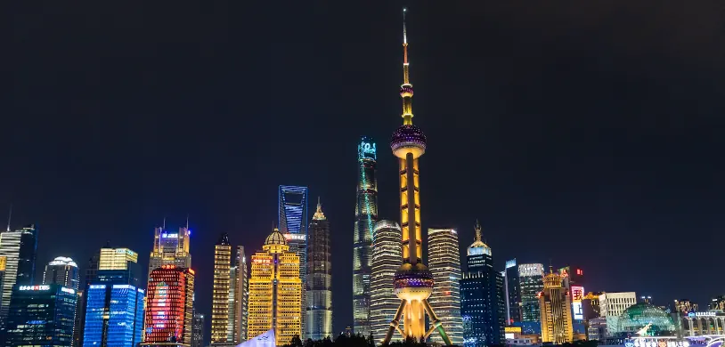 Skyline-ul din Pudong noaptea, cu Oriental Pearl Tower iluminat