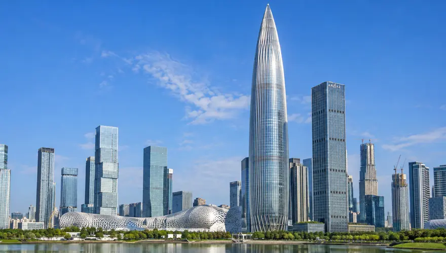 Zgarie-norii din Shenzhen vazuti peste golf