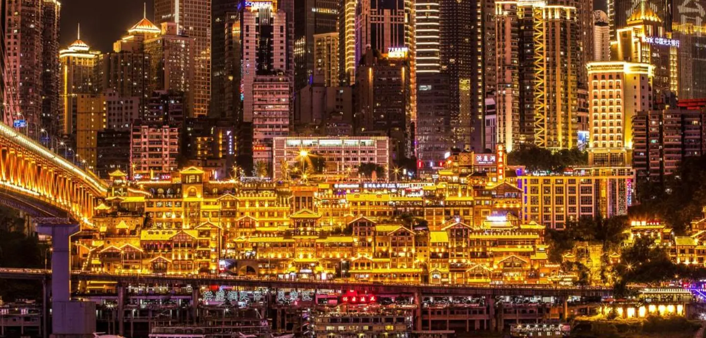 Complexul Hongyadong din Chongqing, iluminat noaptea pe mai multe niveluri